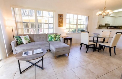 Boca Raton Apartamento | Come cozy up in this West Boca Raton apartment