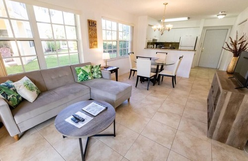 Boca Raton Apartamento | Come cozy up in this West Boca Raton apartment