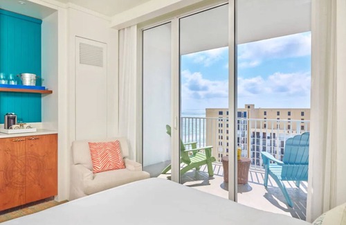 Hollywood Hotel | Come Create Memories w/ Fun-filled Adventures at this Paradise! 3 Units, Pool!