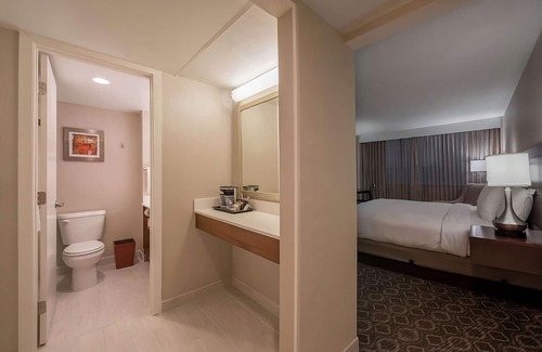 Buford Highway Casa | Live like a Local! Free Parking, Outdoor Swimming Pool!