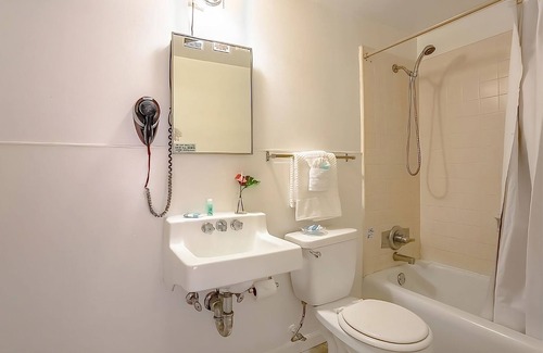 Honolulu Hotel | Come Create Memories w/ Fun-filled Adventures at this Paradise! Onsite Pool!