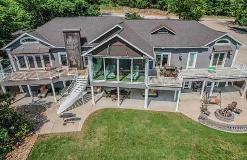 Lake Ozark Casa | AÑADIDO A ESTRENAR ¡Aguas tranquilas, magníficas vistas, lote llano, rampa privada para botes!