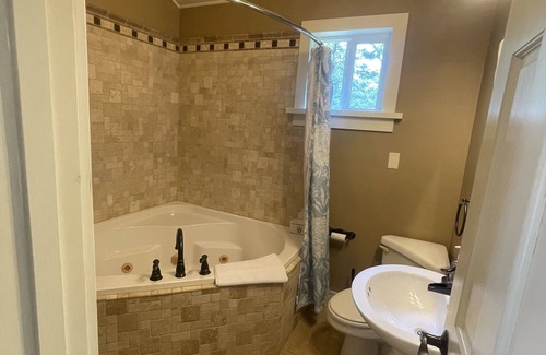 Gallatin Cabina | Come enjoy nature in our luxury studio cabins in Gallatin Missouri