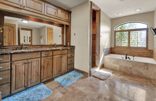 Farmington Otro | Come enjoy our cabin farmhouse! Hot tub, seasonal pool, horses and boarding.