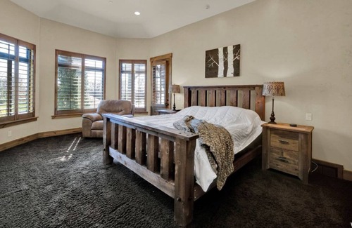 Farmington Otro | Come enjoy our cabin farmhouse! Hot tub, seasonal pool, horses and boarding.