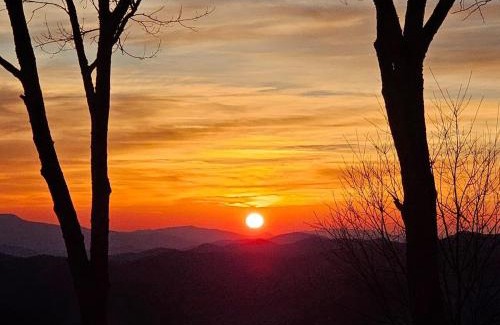 Wolf Laurel Chalet De Esquí | Come Enjoy the Mountain Sunsets, Near Asheville