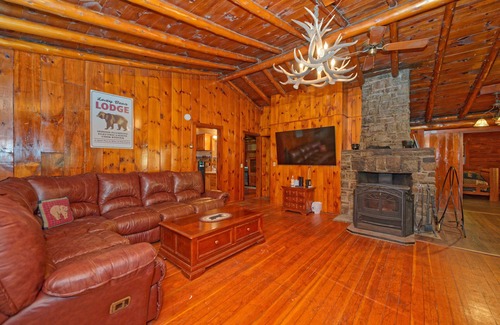 Lake George Cabina | Come & Enjoy the Newly Remodeled "Lazy Bear Lodge"