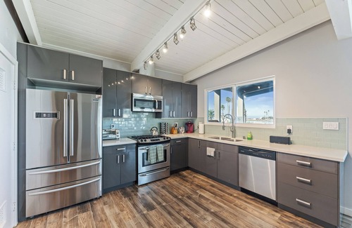 Silver Strand Condominio | Come enjoy the sunset at this Harbor view townhouse! Parking, Beach Gear +Dog!