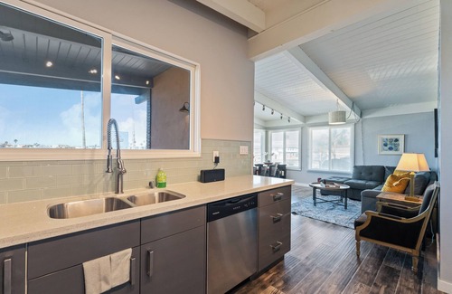 Silver Strand Condominio | Come enjoy the sunset at this Harbor view townhouse! Parking, Beach Gear +Dog!