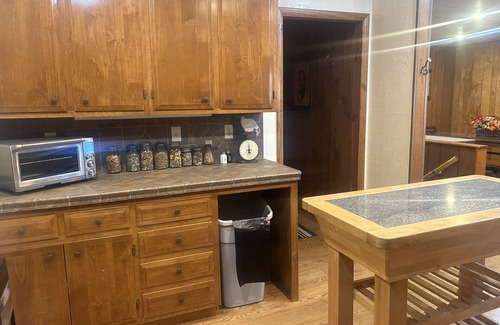 Greer Cabina | Ven a disfrutar de la vista desde Grey Meadow y el río Little Colorado desde esta terraza