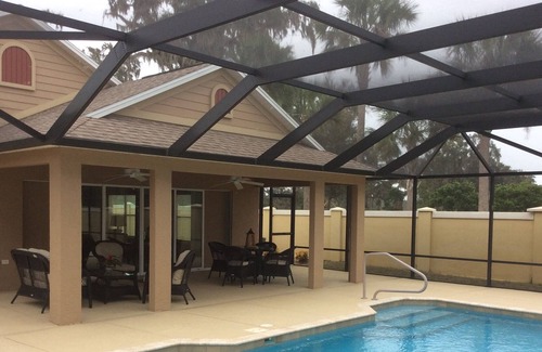 Antrim Dells Villa | Venga a disfrutar de esta hermosa villa 3/2 con piscina y privacidad. Incluye WiFi GRATIS !!