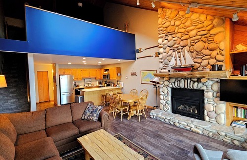 Two Harbors Casa | Come experience the panoramic majesty & serenity of Lake Superior!