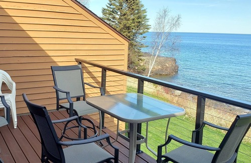 Two Harbors Casa | Come experience the panoramic majesty & serenity of Lake Superior!