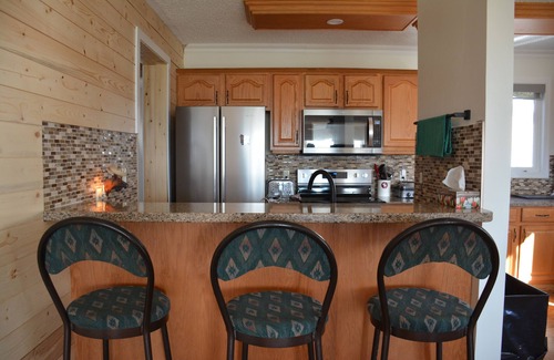 Central Alberta Cabina | COME FISHING & ENJOY THE SUNSET FROM THE HOT TUB.