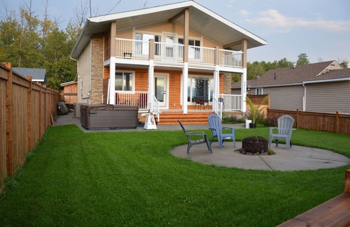 Central Alberta Cabina | COME FISHING & ENJOY THE SUNSET FROM THE HOT TUB.