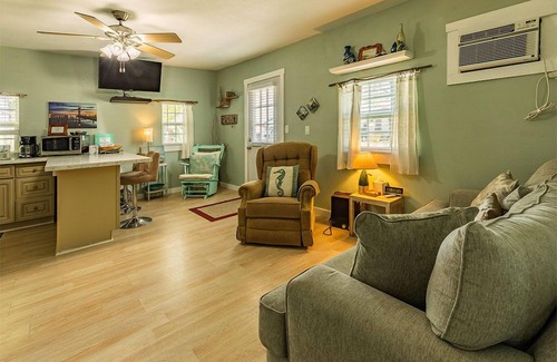 Bacliff Cabaña | Come Friday Cottages on the Bay