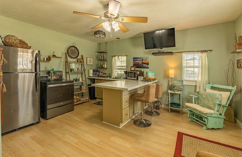 Bacliff Cabaña | Come Friday Cottages on the Bay