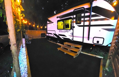 Woodford Park Casa | Come Glamping in this luxurious 2022 RV in DT FT MYERS, Very Private Space!