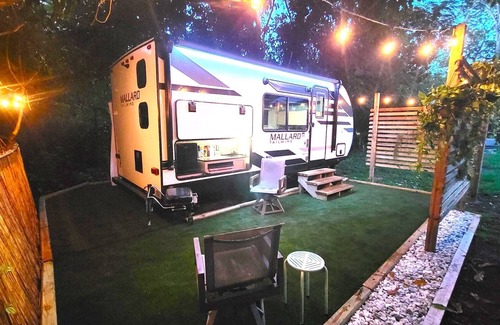 Woodford Park Casa | Come Glamping in this luxurious 2022 RV in DT FT MYERS, Very Private Space!