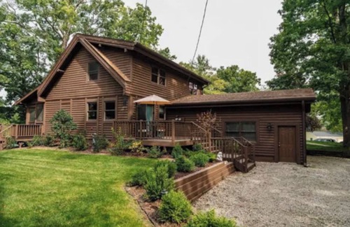 Brighton Cabaña | Come relax at our cozy waterfront cottage in charming Brighton, U-M Ski Legacy