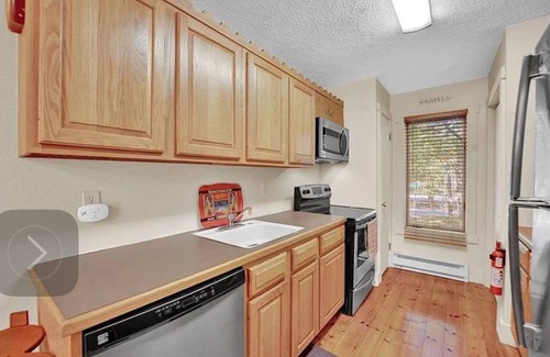 White Haven Casa | Come relax by the fireplace and enjoy skiing or a walk in the forest by the lake