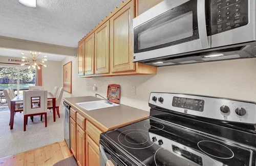 White Haven Casa | Come relax by the fireplace and enjoy skiing or a walk in the forest by the lake