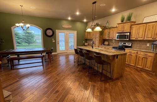 American Falls Casa | Come relax in our spacious home with spectacular views!