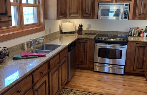 Cullowhee Casa | Come Relax in the Mountains! Screen Porch, Fireplaces, Views, Hikes & Waterfalls