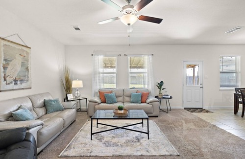 Baytown Casa | Come stay a while 3 bedroom WiFi Smart TV in every room Covered Patio Fire Pit Q