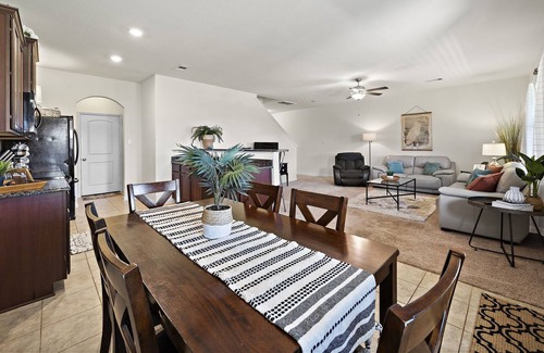 Baytown Casa | Come stay a while 3 bedroom WiFi Smart TV in every room Covered Patio Fire Pit Q