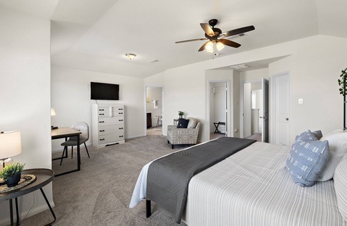 Baytown Casa | Come stay a while 3 bedroom WiFi Smart TV in every room Covered Patio Fire Pit Q