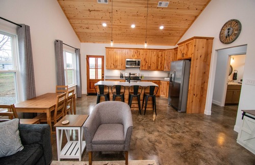 Gober Casa | Come stay at Two Lakes Cottage just minutes away from Bois d’Arc Lake