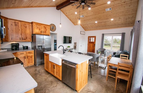 Gober Casa | Come stay at Two Lakes Cottage just minutes away from Bois d’Arc Lake
