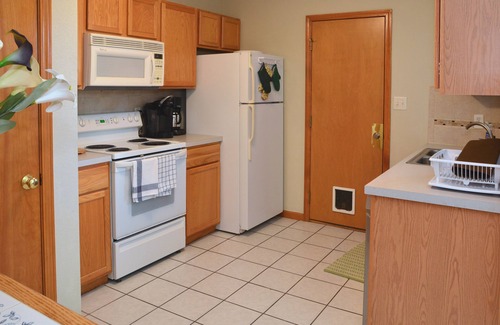 Lawrence Casa | Come stay in quiet and comfortable duplex!