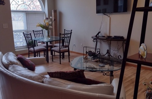 Lawrence Casa | Come stay in quiet and comfortable duplex!