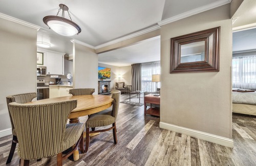 South Lake Tahoe Complejo | Comfort and Convenience! 2 Relaxing Units, Free Breakfast, Pets Allowed