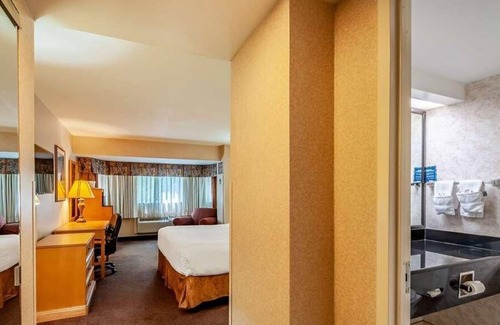 Radnor - Fort Myer Heights Complejo | Comfort and Convenience in Red Lion Hotel Rosslyn Iwo Jima! Free Onsite Parking!