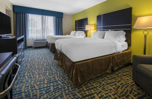 Savannah Casa | Comfort and Convenience! 3 Relaxing Units, Outdoor Pool, Free Parking