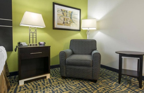 Savannah Casa | Comfort and Convenience! 3 Relaxing Units, Outdoor Pool, Free Parking