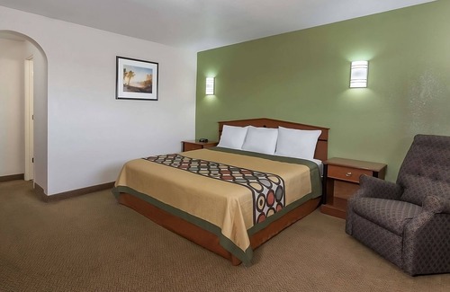 Austin Ave. Complejo | Comfort and Convenience in Knights Inn Franklin Ave Waco! Free Onsite Parking
