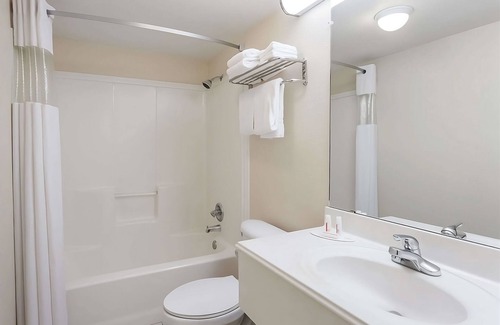Austin Ave. Complejo | Comfort and Convenience in Knights Inn Franklin Ave Waco! Free Onsite Parking