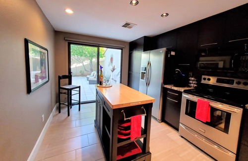 Palm Desert Condominio | Exposición sur con vista de calle doble; Condominio actualizado y elegante