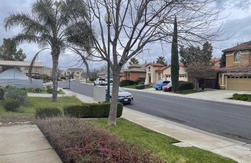 Vacaville Casa | Comfort and Style Full bed shared bathroom