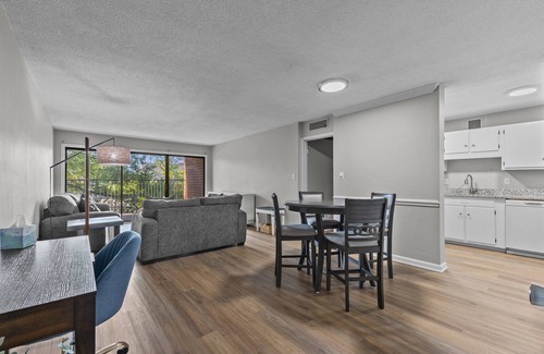 Terry Sanford Apartamento | Comfort at the Clarendon Quaint, clean, safe, & convenient location!