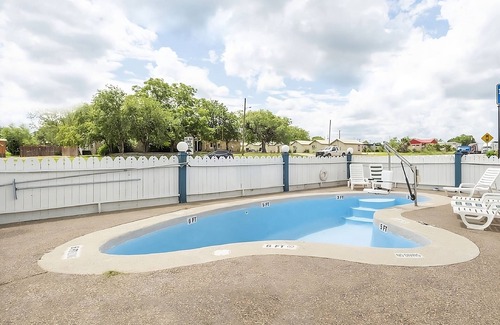 Three Rivers Casa | Comfort & Convenience! Free Parking, Outdoor Pool, Pets Allowed!