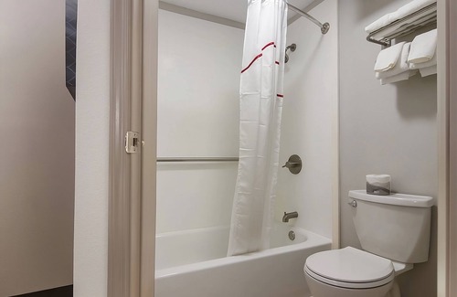 Erie Hotel | Comfort & Convenience, 2 Sleek Units,Free Parking, Pets Allowed