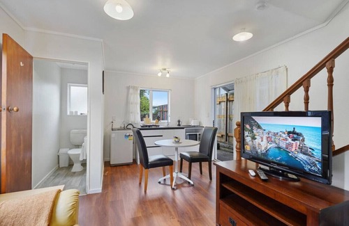 Auckland Casa | Comfort Cove 1BR with Parking, WI-FI and Netflix