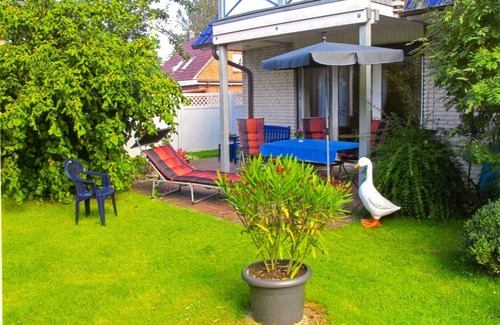 Schonberger Strand Apartamento | Cómodo, a ras del suelo, apartamentos, terraza y jardín para relajarse.