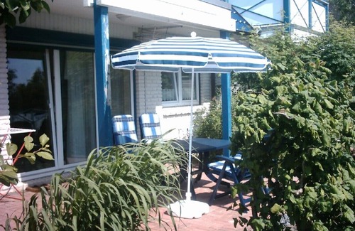 Schonberger Strand Apartamento | Cómodo, a ras del suelo, apartamentos, terraza y jardín para relajarse.