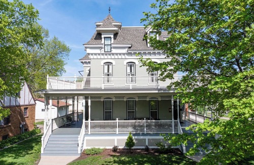 La Crosse Casa | Comfort & Elegance in a Historic La Crosse, Wisconsin Mansion